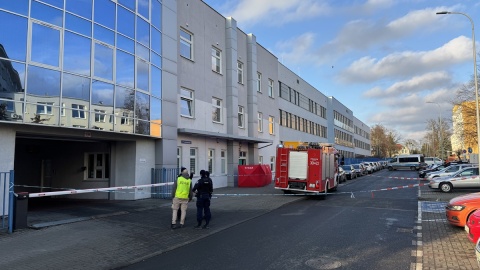 Kierowca kilkukrotnie próbował wjechać do środka komisariatu. / Fot. Policja