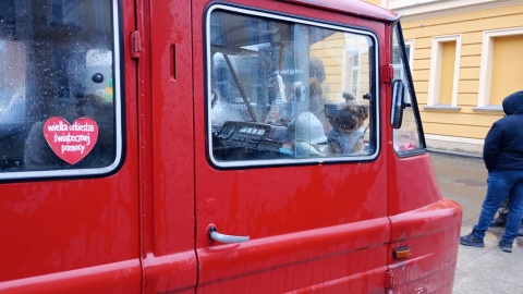 Plac przed Bydgoskim Centrum Finansowym wypełnił się klasycznymi samochodami. Tym samym rozpoczęła się 7. Retro Karawana/fot: Wiktor Sobociński