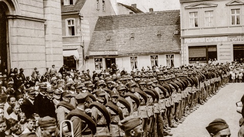 Towarzystwo Miłośników Historii Batalionu Obrony Narodowej Koronowa pielęgnuje pamięć o swoich żołnierzach. Podczas sesji rady miejskiej w Koronowie pośmiertnie awansowano mężczyzn walczących w szeregach tej formacji. To dowód uznania za obronę regionu w czasie II wojny światowej/fot. Gmina Koronowo/Facebook