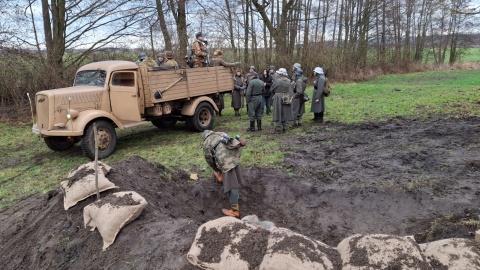 Pokazy walk, zabytkowe pojazdy, wystawy uzbrojenia i umundurowana to największe atrakcje pikniku historycznego który odbył się w Borównie Koło Chełmna. Wydarzenie zorganizowano w 80. rocznicę walk w tak zwanym „kotle toruńskim"/fot. Marcin Doliński