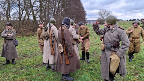 Pokazy walk, zabytkowe pojazdy, wystawy uzbrojenia i umundurowana to największe atrakcje pikniku historycznego który odbył się w Borównie Koło Chełmna. Wydarzenie zorganizowano w 80. rocznicę walk w tak zwanym „kotle toruńskim"/fot. Marcin Doliński