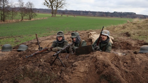 Pokazy walk, zabytkowe pojazdy, wystawy uzbrojenia i umundurowana to największe atrakcje pikniku historycznego który odbył się w Borównie Koło Chełmna. Wydarzenie zorganizowano w 80. rocznicę walk w tak zwanym „kotle toruńskim"/fot. Marcin Doliński