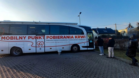 Na parkingu wojewódzkiego oddziału NFZ, przy ul. Łomżyńskiej pojawił się Ambulans RCKiK z powodu kolejnej akcji oddania krwi/fot: Tatiana Adonis