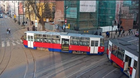 W centrum Bydgoszczy, na zakręcie wykoleił się tramwaj. Wiózł około 50 pasażerów/fot. ITS Bydgoszcz