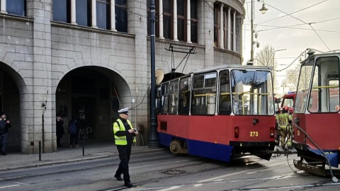 W centrum Bydgoszczy, na zakręcie wykoleił się tramwaj. Wiózł około 50 pasażerów/fot. Marlena Kuczyniecka