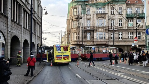 W centrum Bydgoszczy, na zakręcie wykoleił się tramwaj. Wiózł około 50 pasażerów/fot. Marlena Kuczyniecka