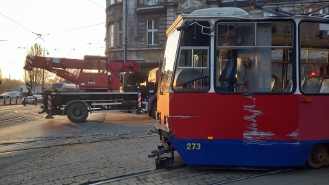 W centrum Bydgoszczy, na zakręcie wykoleił się tramwaj. Wiózł około 50 pasażerów/fot. Tatiana Adonis