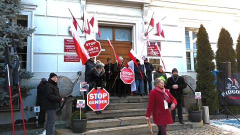 „Tak dla edukacji! Nie dla deprawacji!" - protest pod takim hasłem odbył się przed Urzędem Wojewódzkim w Bydgoszczy/fot. Monika Siwak