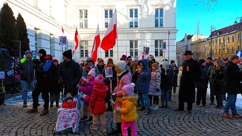 „Tak dla edukacji! Nie dla deprawacji!" - protest pod takim hasłem odbył się przed Urzędem Wojewódzkim w Bydgoszczy/fot. Monika Siwak