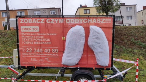 Przed Urzędem Gminy w Dąbrowie Chełmińskiej stanęły mobilne płuca. Dwumetrowa instalacja pokazuje, czym oddychają mieszkańcy. Wcześniej odwiedziła Kcynię i Chełmno/fot. Polski Alarm Smogowy