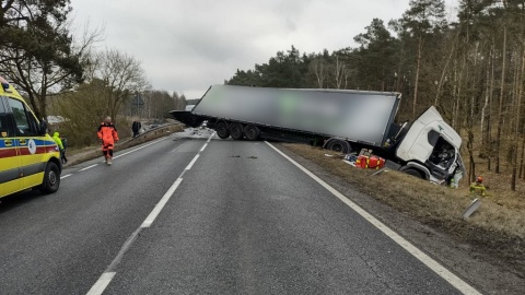 W trakcie zderzenia samochodów ciężarowych lecące odłamki karoserii spowodowały uszkodzenia aut. / Fot. Materiały policji