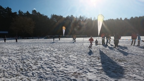 Zimą biega się tak samo, jak latem Kilkaset osób na starcie City Trail w Myślecinku [wideo]