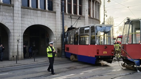 Na nagraniu widać, jak tramwaj skręcający z ul. Gdańskiej w Jagiellońską, wypada z torów i z impetem wjeżdża w budynek dawnego klubu Savoy/fot. Marlena Kuczyniecka, Archiwum